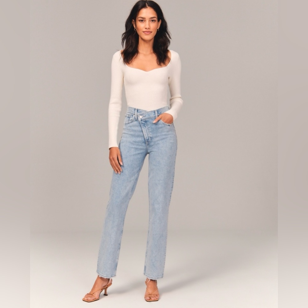 Abercrombie
Ultra High Rise 90s Straight Jean SHORT